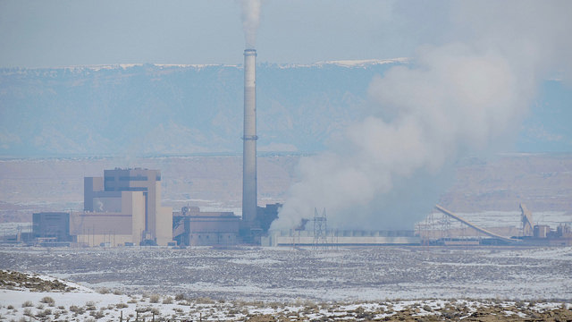 <p>Operação de fracking em usina de energia a carvão em terra pública federal no estado de Utah (Foto: WildEarth Guardians/Flickr)</p>
