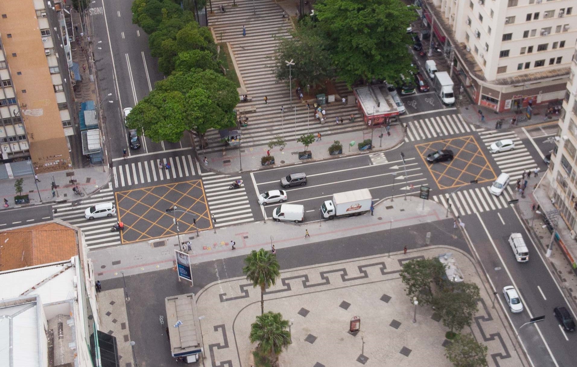 imagem aérea de cidade com caminhão ao centro