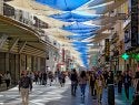 Rua coberta por lonas