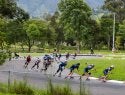 Grupo de pessoas patinando em um parque