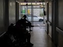 silhueta de mulheres em sala de espera de centro de saúde
