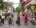 Grupo de pessoas andando de bicicleta 