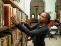 mulher olhando para livros em uma biblioteca