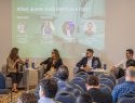 pessoas assistem apresentação