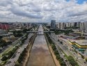 Vista aérea de São Paulo, destacando o canal e o horizonte da cidade em um dia nublado / Imagem: pexels/lpbarretojpg