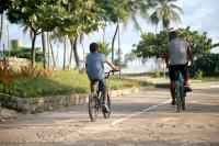 homem e menino andam de bicicleta em parque