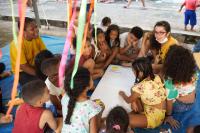 pessoas, incluindo crianças, durante oficina de participação em Recife