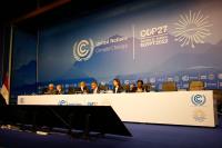 mesa mostra líderes durante negociações oficiais da COP27