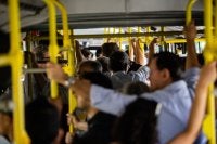pessoas em ônibus cheio