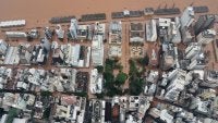  Foto aérea do entorno da Praça da Alfâdega, em Porto Alegre, durante a enchente de maio de 2024.