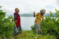 mulheres trabalham em restauração de ecossistemas em Ruanda