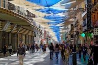 Rua coberta por lonas