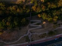 Vista área de um parque em Campinas mostrando árvores e um M desenhado no chão