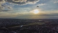 A imagem mostra uma vista aérea de Belo Horizonte, destacando o céu da cidade