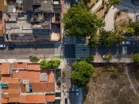 Foto aérea de um bairro, mostrando ruas, casas e árvores