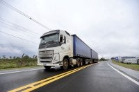 Caminhão trafega por rodovia