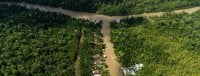 Vista área da Amazônia, mostrando um rio cercado por floresta