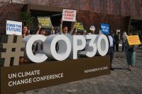 pessoas na entrada da cop30