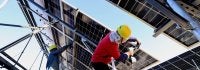 Homem trabalha na instalação de painel solar