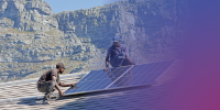 pessoas instalam painel solar