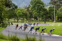 Grupo de pessoas patinando em um parque
