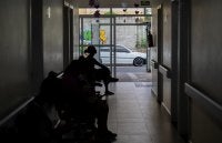 silhueta de mulheres em sala de espera de centro de saúde