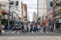 pedestres atravessam avenida em campinas