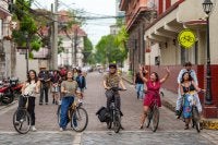 Grupo de pessoas andando de bicicleta 