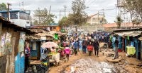Kibera, na periferia de Nairóbi, no Quênia, é um dos maiores assentamentos informais da África. 