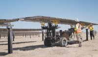 Técnicos instalam um painel solar no Texas, Estados Unidos. (Foto: harhar30/Shutterstock)