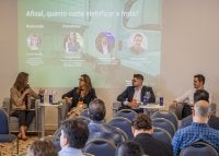 pessoas assistem apresentação