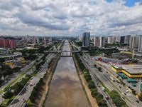 Vista aérea de São Paulo, destacando o canal e o horizonte da cidade em um dia nublado / Imagem: pexels/lpbarretojpg