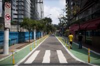 Rua Joel Carlos Borges, próxima à estação Berrini, agora tem mais espaço e proteção para quem caminha (foto: Victor Moriyama/WRI Brasil)