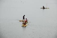 crianças navegando em enchente