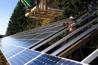 homem instala painel solar nos estados unidos