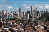 imagem aérea de salvador mostra favelas em constraste com condomínios