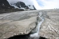 Gelo coberto por camada escura no pé do Glaciar Athabasca, no Canadá (foto: Wing-Chi Poon/Wikimedia Commons)