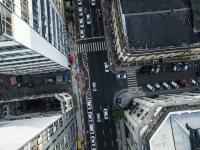imagem aérea de rua com carros estacionados de forma organizada