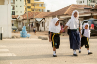 Crianças a caminho da escola em Dar es Salaam (Foto: Kyle LaFerriere/WRI)
