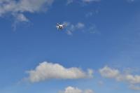Drone no céu durante voo para monitoramento da restauração