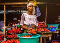 mulher vendendo frutas e vegetais