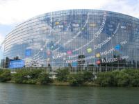 imagem da fachada do prédio do parlamento europeu em estrasburgo, na frança