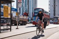 mulher pedala em ciclovia em Londres