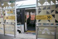 foto de ônibus vazio com porta aberta em estação