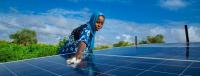 Mulher limpa um painel solar na Mauritânia