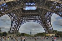 Base da Torre Eiffel, em Paris (foto: Giorgos Vintzileos/Flickr)