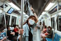 Mulher de máscara no metrô 