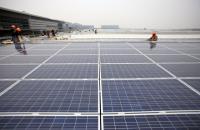 Instalação de painéis solaresm em uma estação de trem de Shangai (foto: The Climate Group/Flickr)