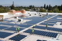 Instalação de paineis solares na Califórnia, EUA. Foto: Walmart/Flickr