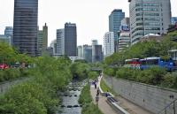 imagem de Cheonggyecheon, em Seul onde uma via expressa elevada foi demolida para a construção de um amplo espaço público de lazer
